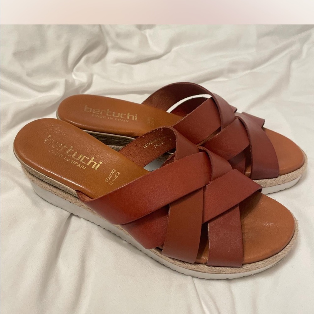 Bertuchi Women's Tan Wedge Sandals